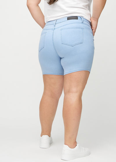 Lyseblå skinny short shorts set bagfra på en plus-size model, så man kan se hele produktet.