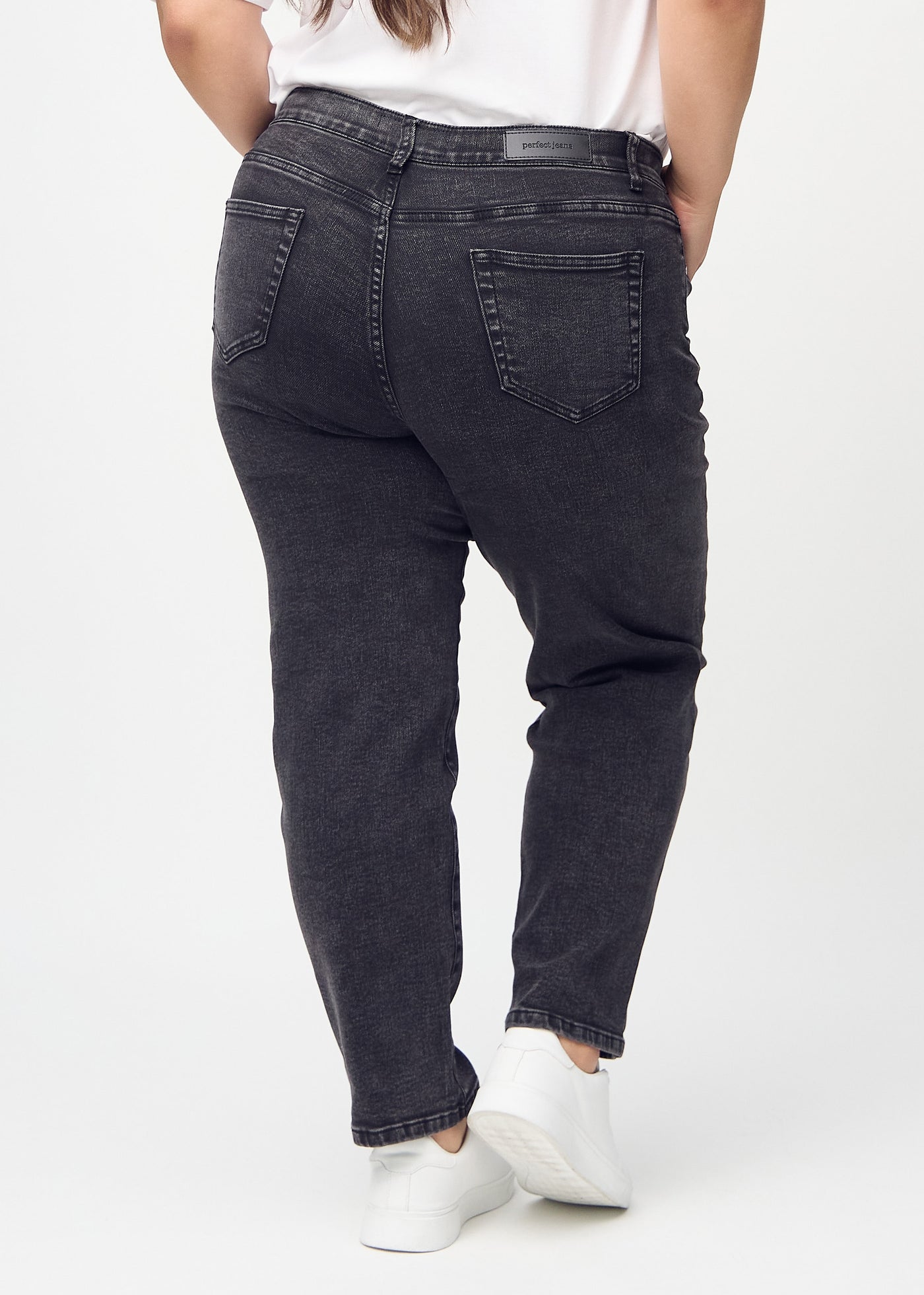 Mørkegrå denim regular jeans set bagfra på en plus-size model, så man kan se hele produktet.