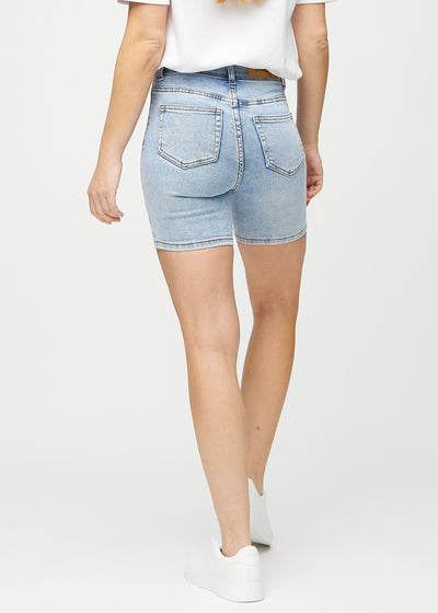 Lys denim skinny short shorts set bagfra, så man kan se hele produktet.