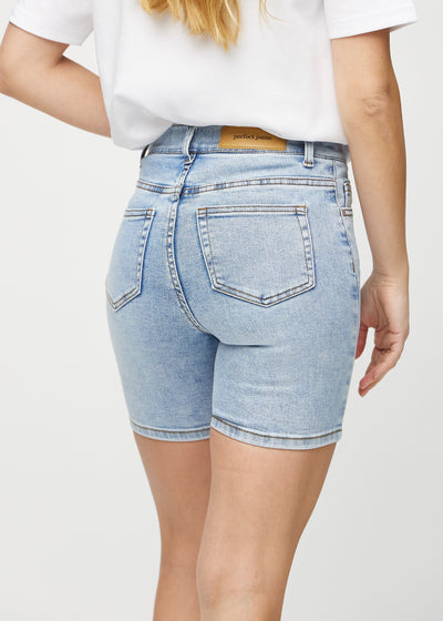 Lys denim skinny short shorts set bagfra tæt på for at vise detaljer.