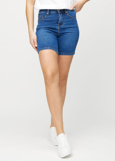 Mørk denim skinny short shorts, modelnavn Oceans, som sidder tæt til, og slutter midt på låret, set forfra.