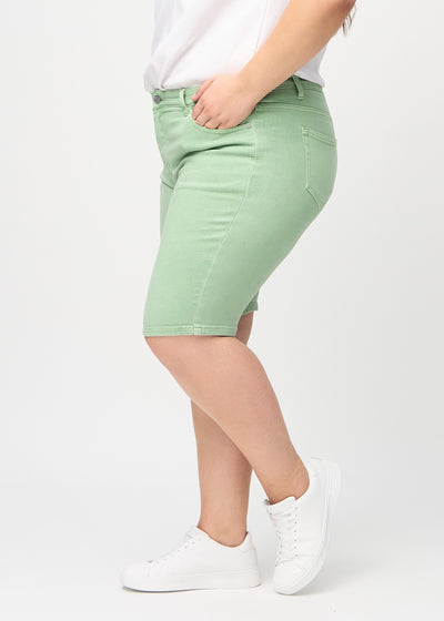 Lysegrønne skinny middle shorts set fra siden på en plus-size model.