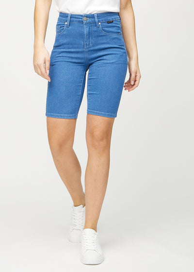 Blå skinny middle shorts, modelnavn Geraniums, som sidder tæt til låret og slutter lige over knæet, set forfra.