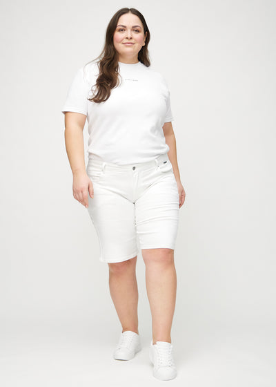 Fuldt billede af en plus-size model i hvide regular middle shorts.