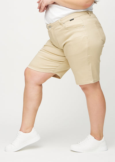 Beige regular middle shorts set fra siden på en plus-size model.