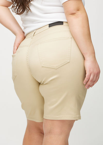 Beige regular middle shorts set bagfra tæt på en plus-size model for at vise detaljer.