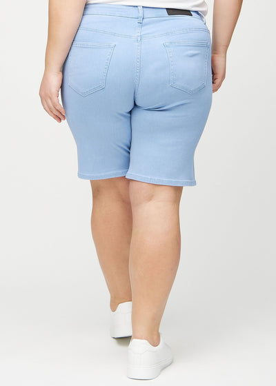 Lyseblå regular middle shorts set bagfra på en plus-size model, så man kan se hele produktet.