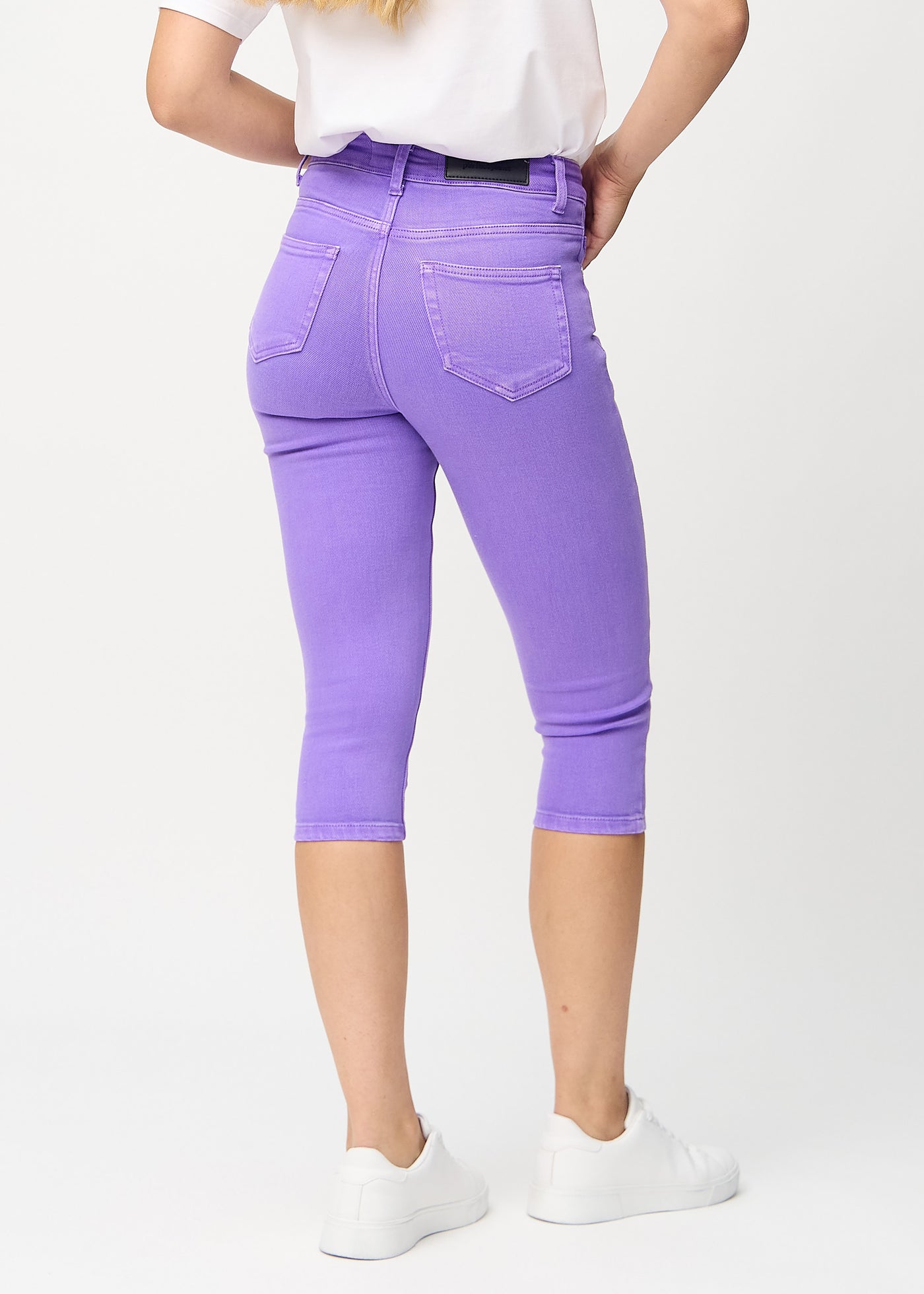 Lilla skinny capris set bagfra, så man kan se hele produktet.