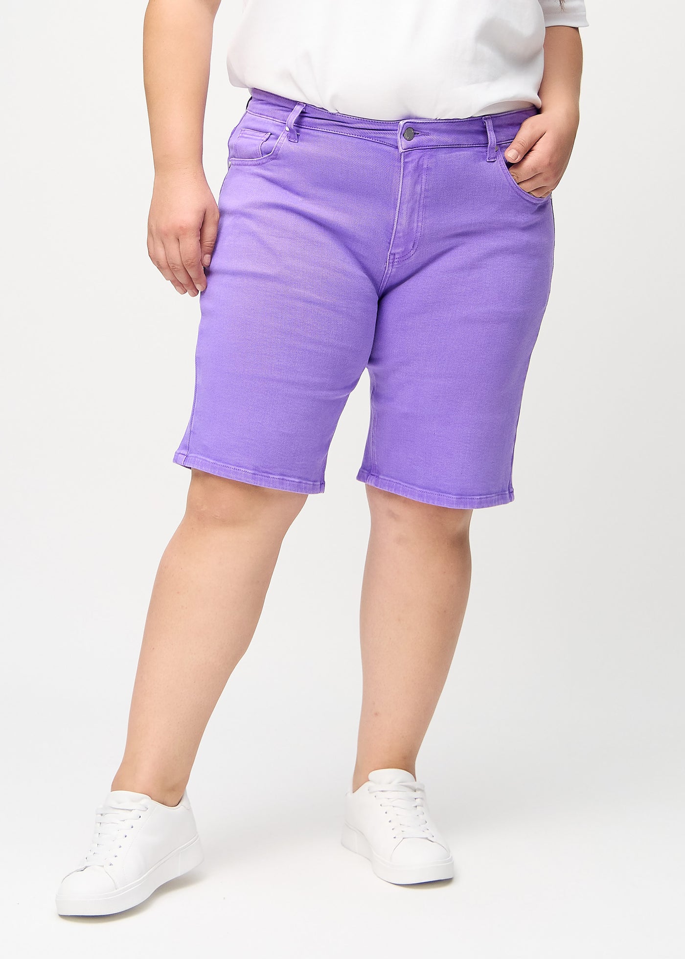 Lilla regular middle shorts, modelnavn Lavenders, som går lige ned langs benet og slutter lige over knæet på en plus-size model, set forfra.