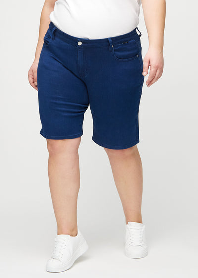 Mørkeblå regular middle shorts, modelnavn Royals, som går lige ned langs benet og slutter lige over knæet på en plus-size model, set forfra.