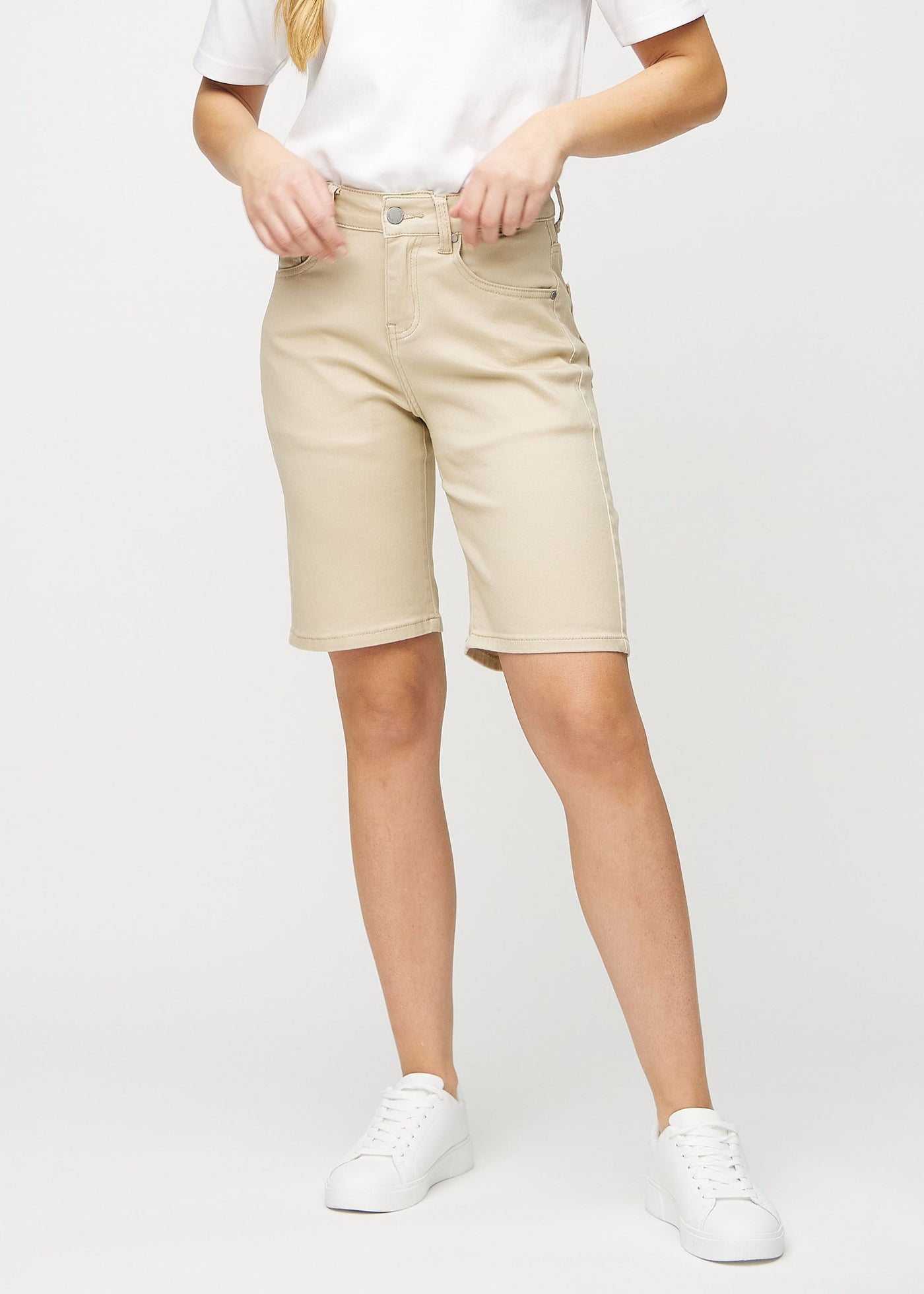 Beige regular middle shorts, modelnavn Gazelles, som går lige ned langs benet og slutter lige over knæet, set forfra.