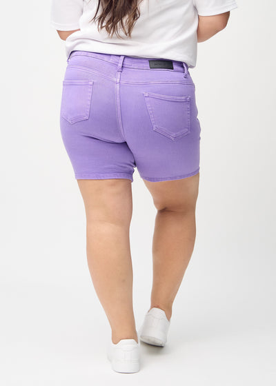 Lilla skinny short shorts set bagfra på en plus-size model, så man kan se hele produktet.