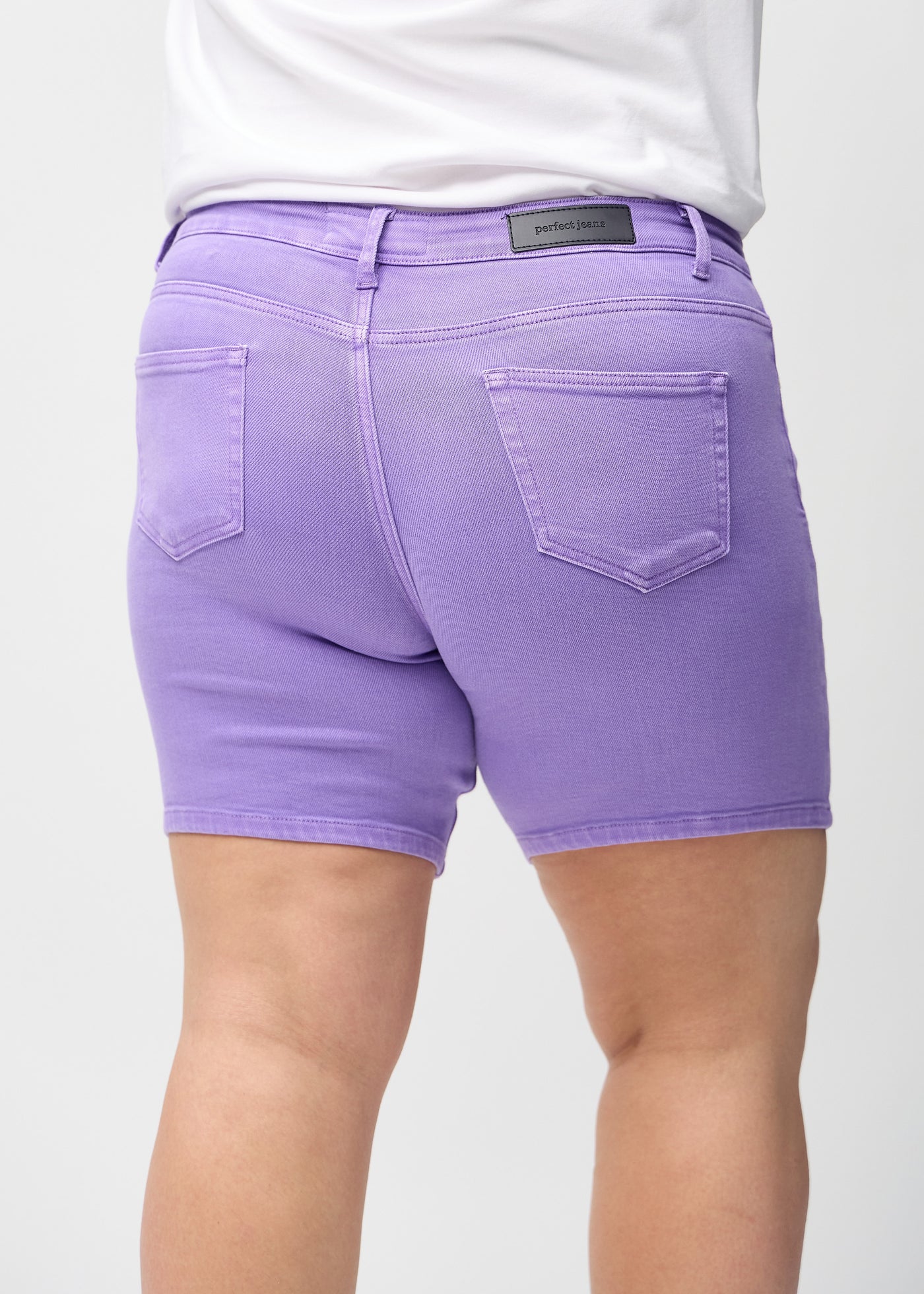 Lilla skinny short shorts set bagfra tæt på en plus-size model for at vise detaljer.