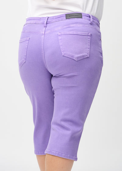 Lilla regular capris set bagfra tæt på en plus-size model for at vise detaljer.