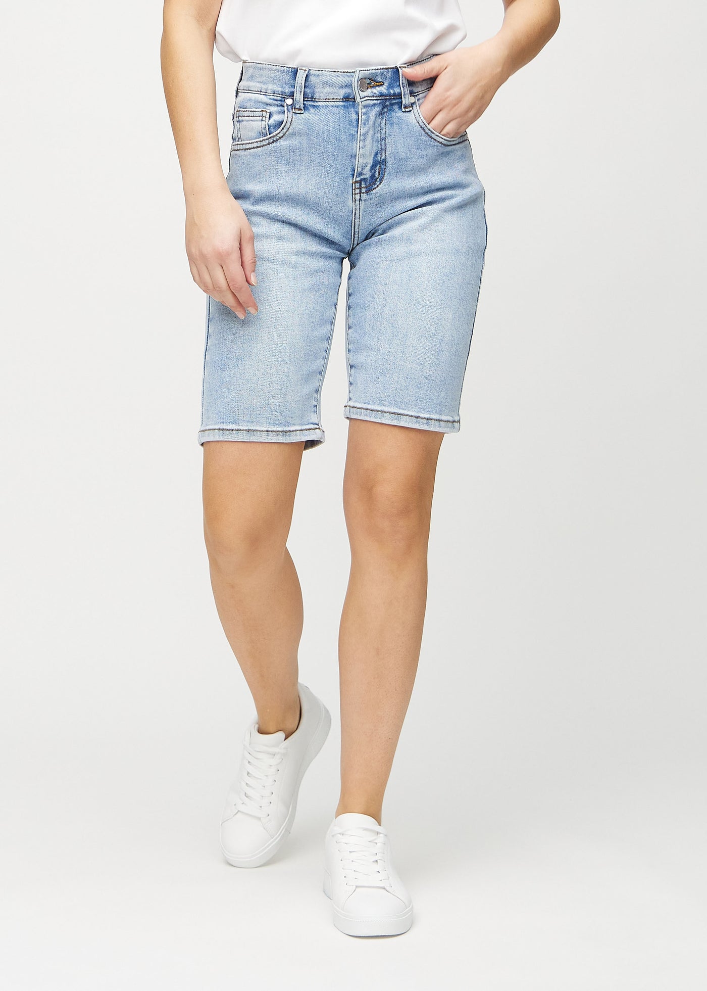 Lys denim regular middle shorts, modelnavn Waves, som går lige ned langs benet og slutter lige over knæet, set forfra.