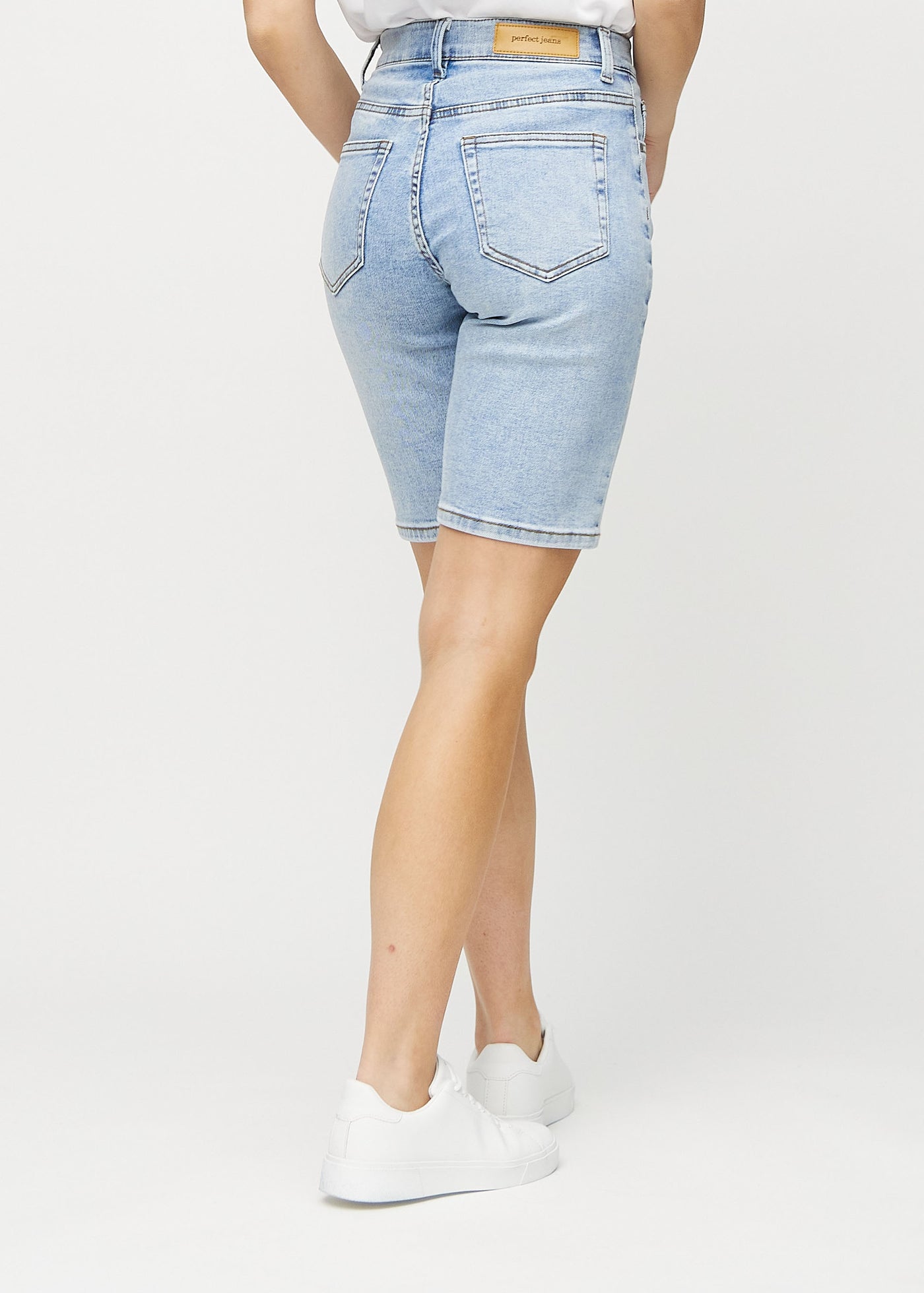 Lys denim regular middle ultra high rise shorts set bagfra, så man kan se hele produktet.