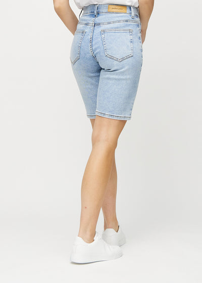 Lys denim regular middle ultra high rise shorts set bagfra, så man kan se hele produktet.