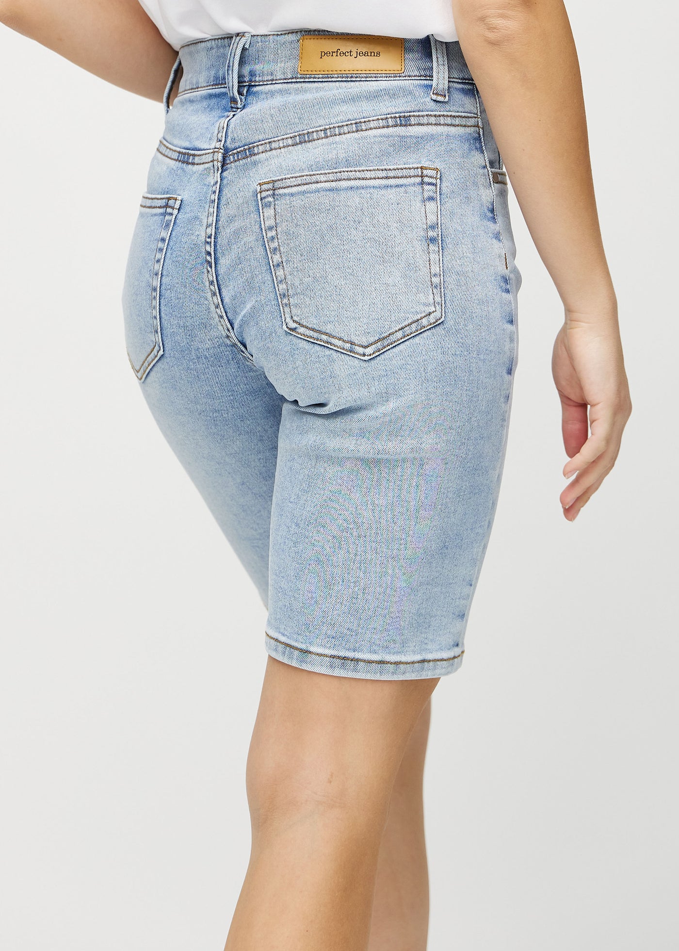 Lys denim regular middle ultra high rise shorts set bagfra tæt på for at vise detaljer.