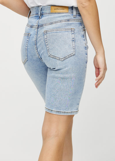 Lys denim regular middle ultra high rise shorts set bagfra tæt på for at vise detaljer.