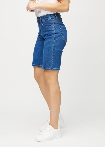 Mørk denim regular middle shorts set bagfra, så man kan se hele produktet.