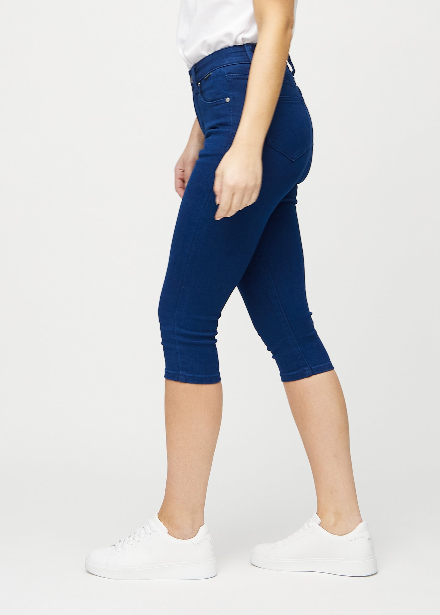 Mørkeblå skinny capris set fra siden på model.