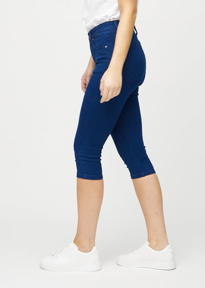 Mørkeblå skinny capris set fra siden på model.