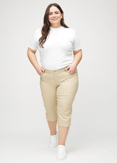 Fuldt billede af en plus-size model i beige regular capris.