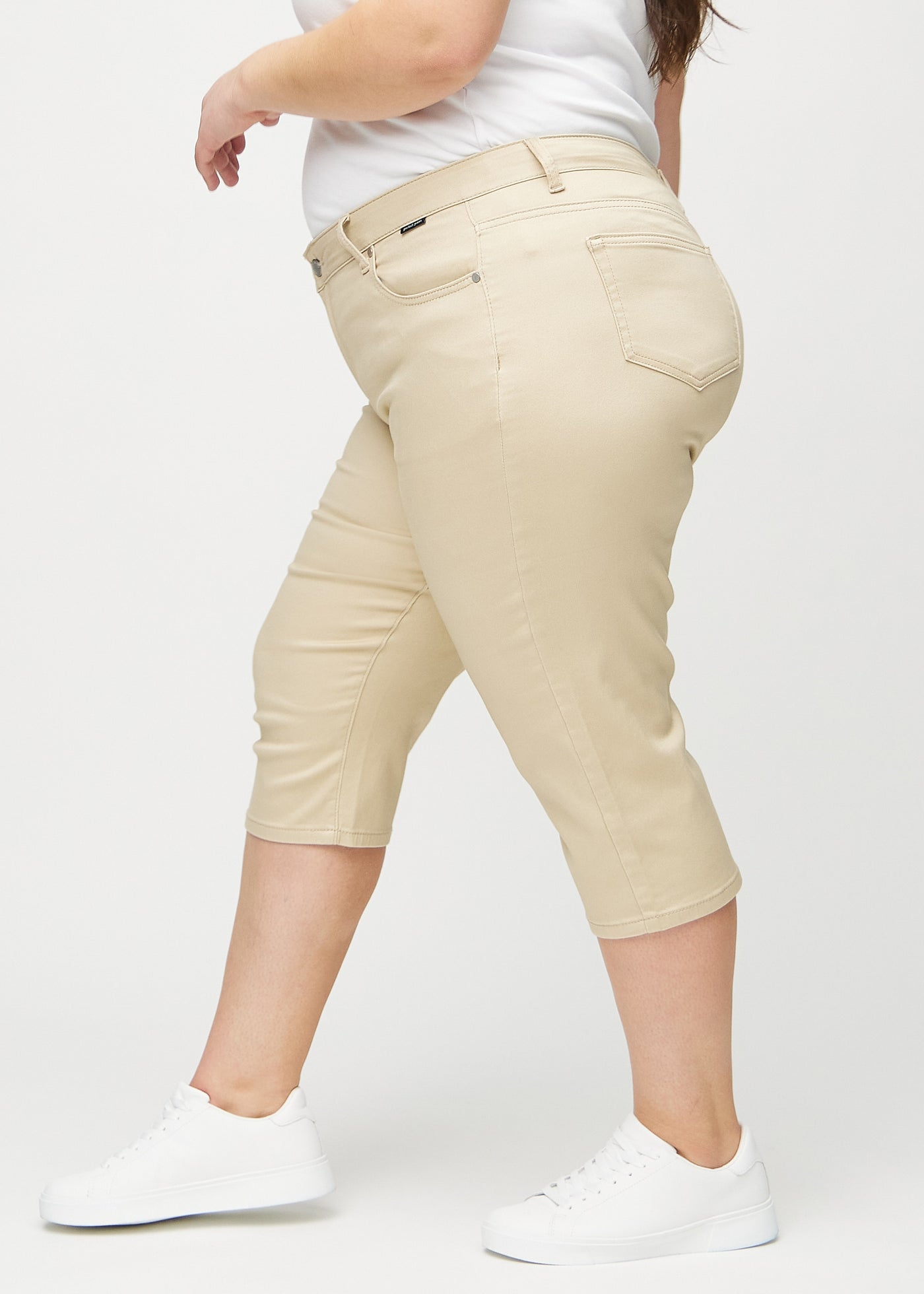 Beige regular capris set fra siden på en plus-size model.