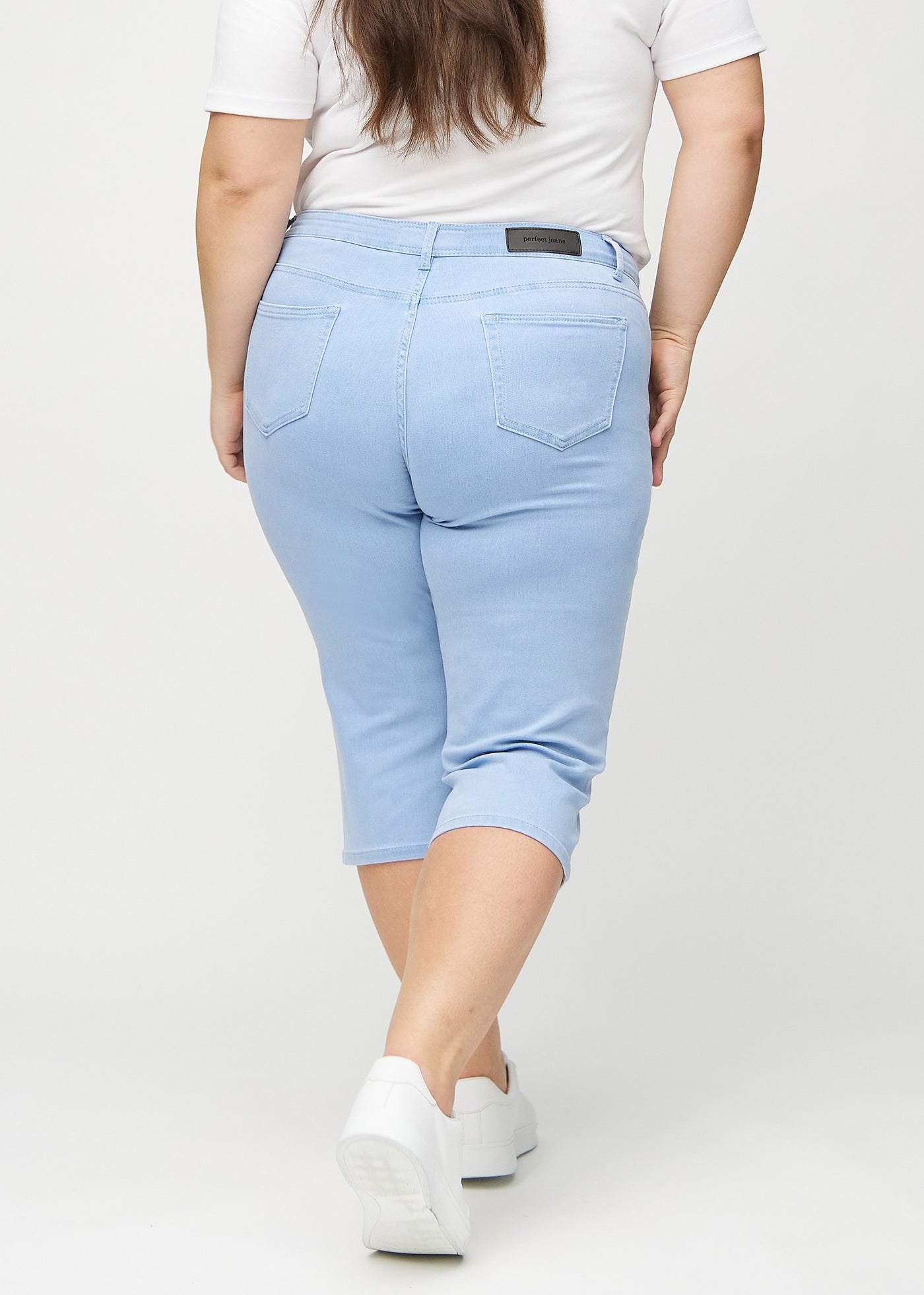 Lyseblå regular capris set bagfra på en plus-size model, så man kan se hele produktet.