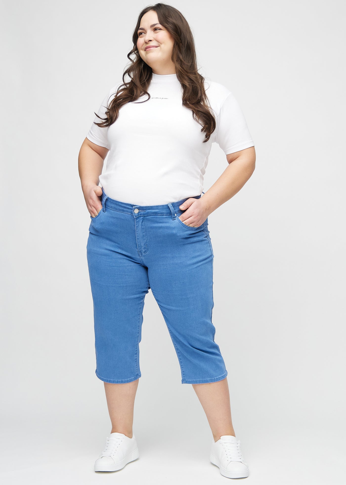 Fuldt billede af en plus-size model i blå regular capris.