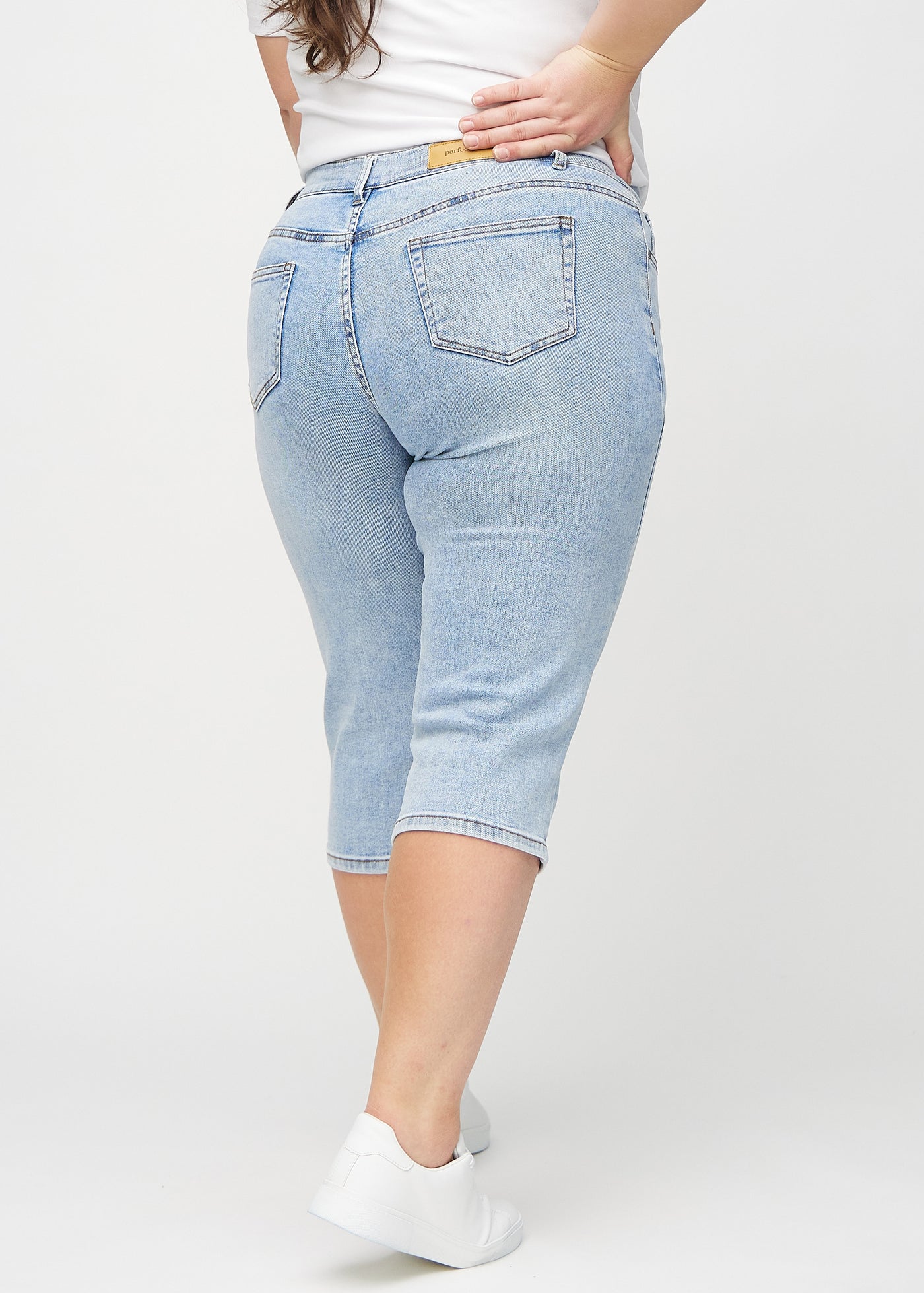 Lys denim regular capris set bagfra på en plus-size model, så man kan se hele produktet.