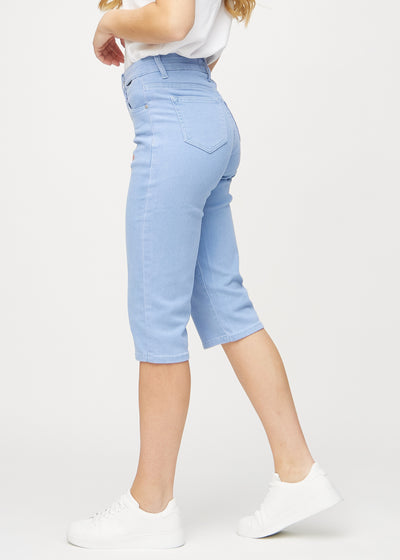 Lyseblå regular capris set fra siden på model.