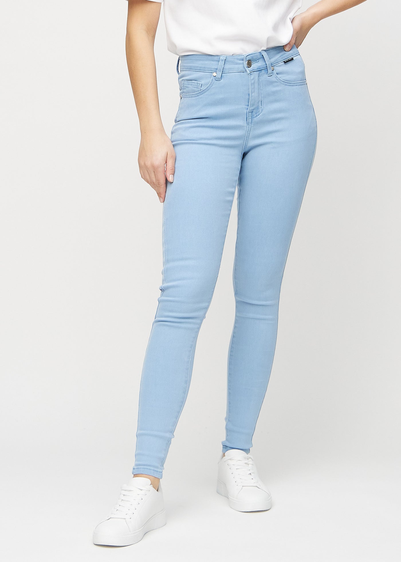 Lyseblå skinny jeans, modelnavn Skies, som sidder tæt til benet, set forfra.