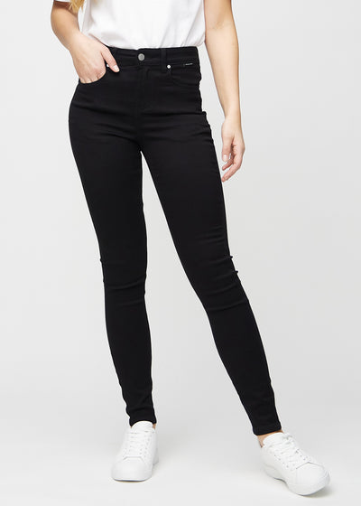 Sorte skinny jeans, modelnavn Ravens, som sidder tæt til benet, set forfra.