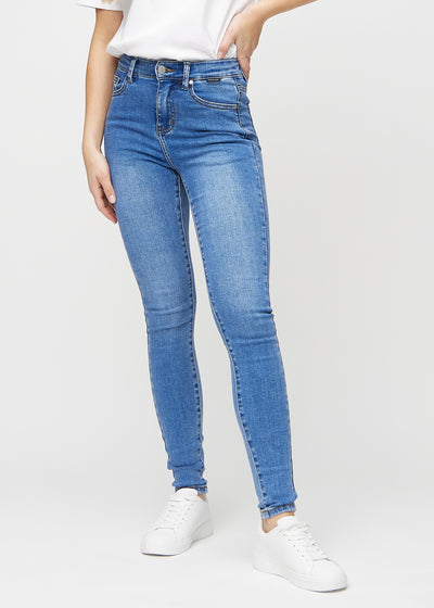 Denim skinny jeans, modelnavn Rivers, som sidder tæt til benet, set forfra.