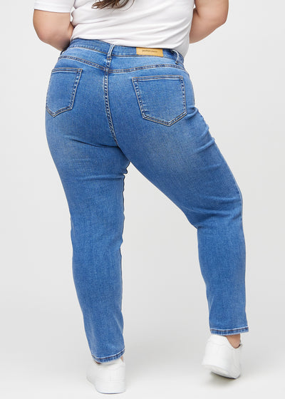 Denim slim ultra high rise jeans set bagfra på en plus-size model, så man kan se hele produktet.