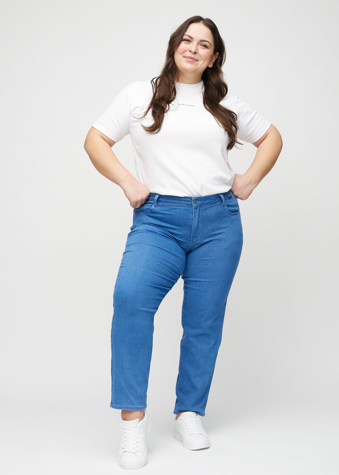 Fuldt billede af en plus-size model i blå regular jeans.