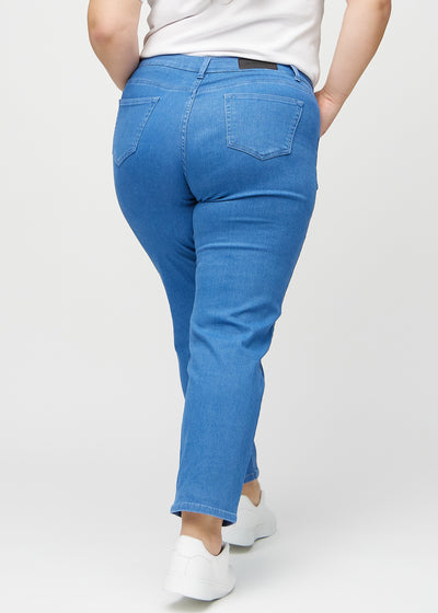 Blå regular jeans set bagfra på en plus-size model, så man kan se hele produktet.