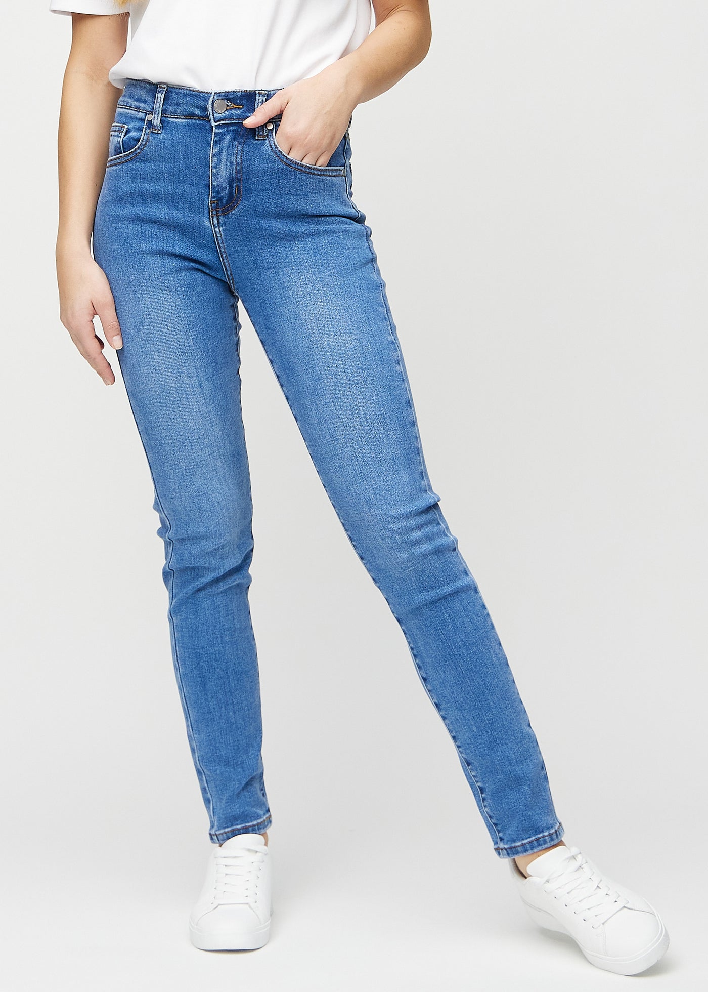 Denim slim ultra high rise jeans, modelnavn Rivers, som sidder tæt til benet og højt i taljen, set forfra.