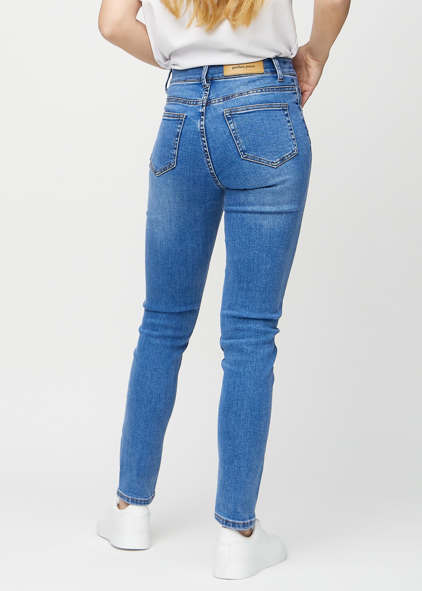 Denim slim jeans set bagfra, så man kan se hele produktet.