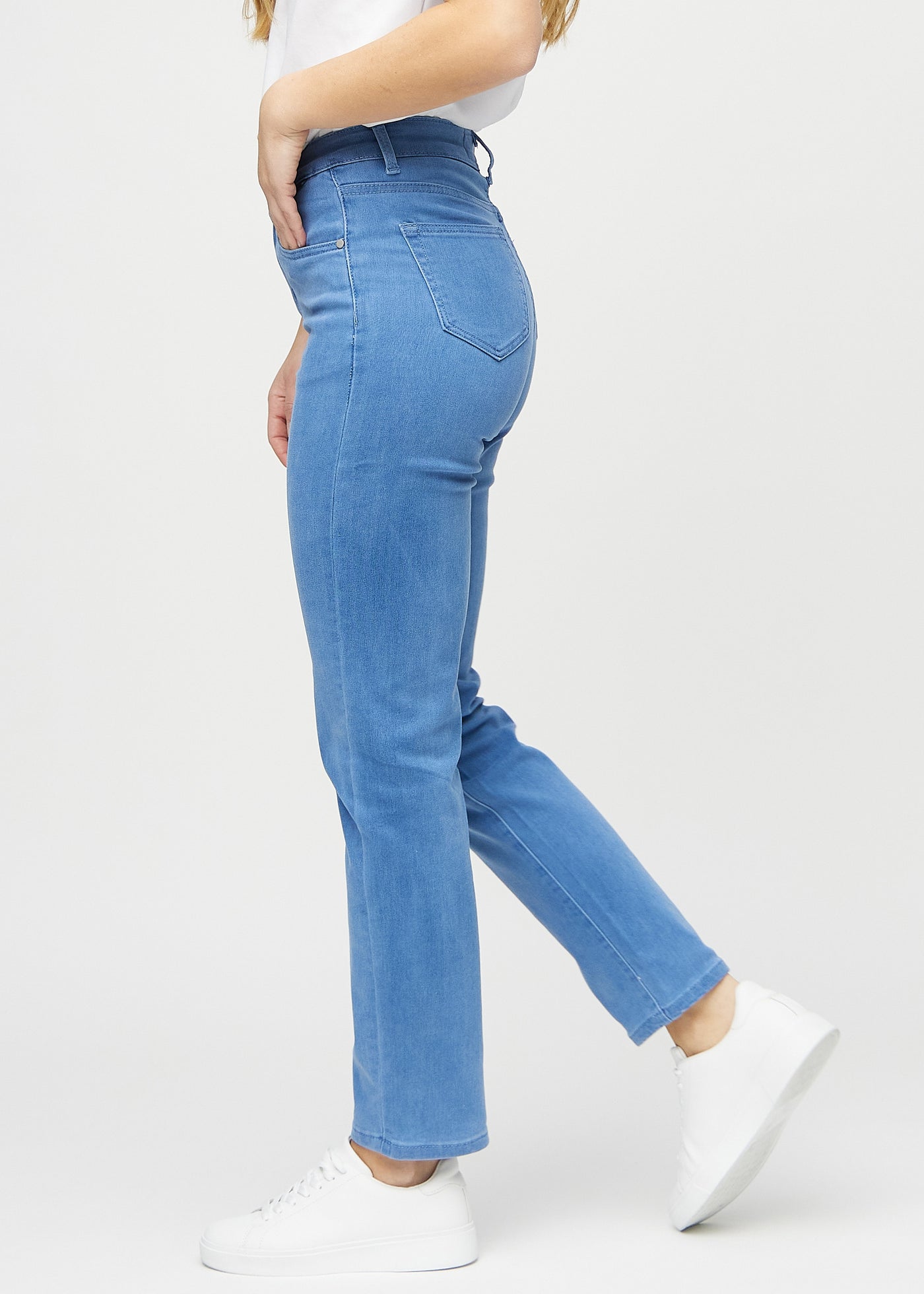 Blå regular jeans set fra siden på model.