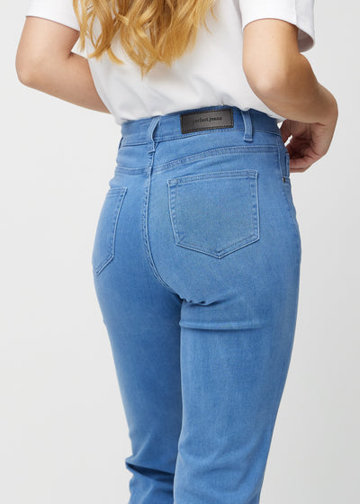 Blå regular jeans set bagfra tæt på for at vise detaljer.