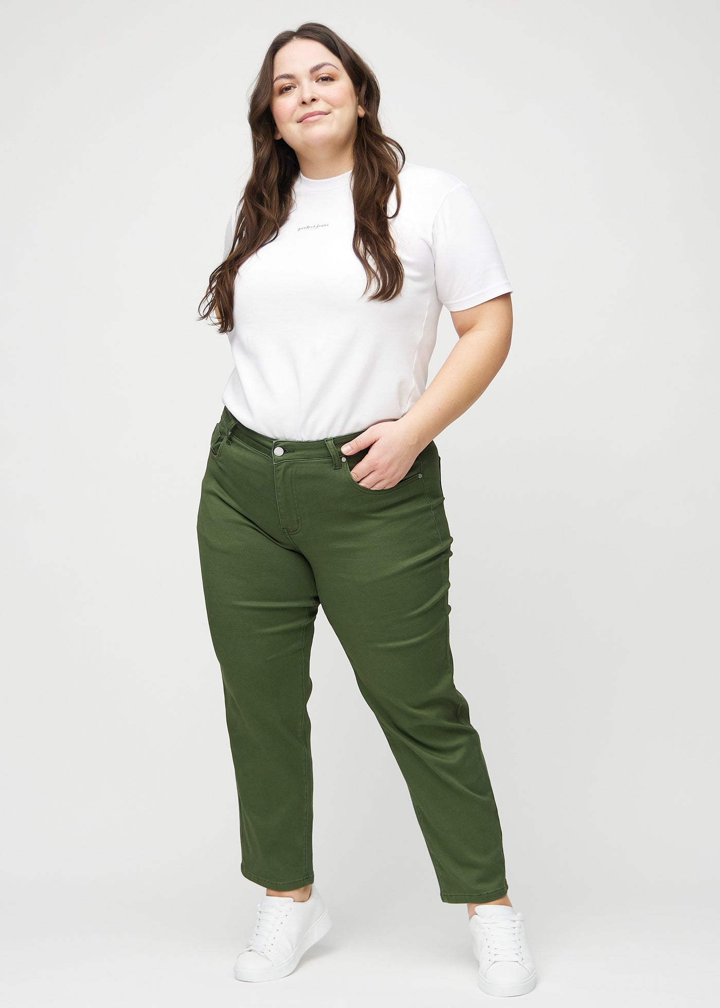 Fuldt billede af en plus-size model i mørkegrønne regular jeans.