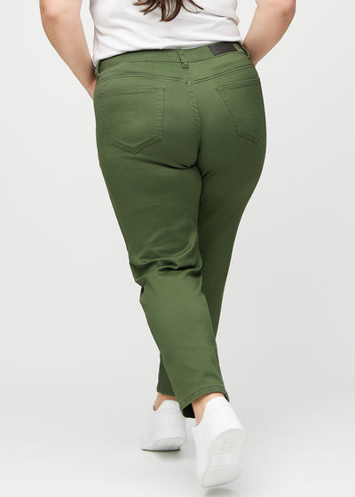 Mørkegrønne regular jeans set bagfra på en plus-size model, så man kan se hele produktet.