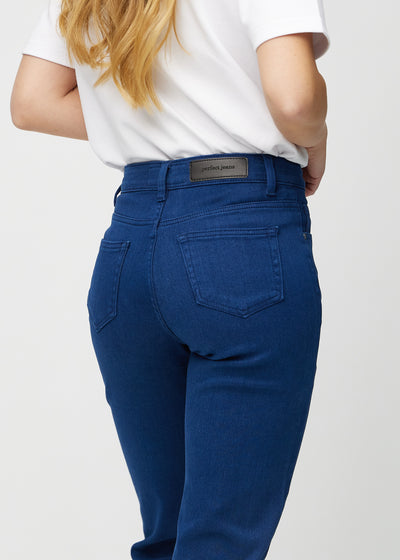 Mørkeblå regular jeans set bagfra tæt på for at vise detaljer.