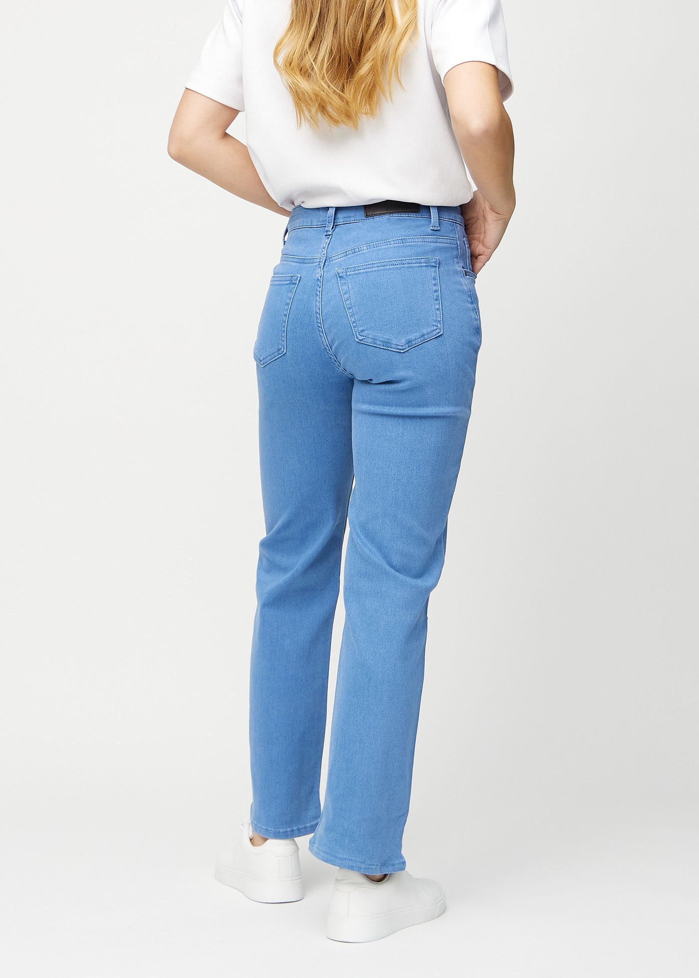 Blå loose jeans set bagfra, så man kan se hele produktet.