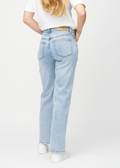 Lys denim loose jeans set bagfra, så man kan se hele produktet.