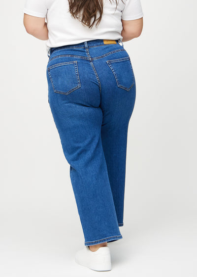 Mørk denim loose jeans set bagfra på en plus-size model, så man kan se hele produktet.