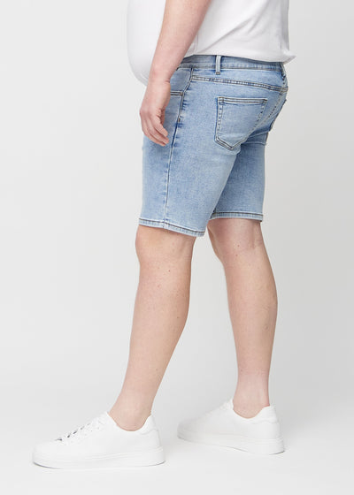 Lys denim regular middle shorts set fra siden på en plus-size model.