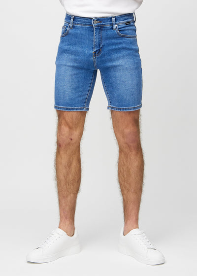 Denim regular middle shorts, som sidder lige langs låret og slutter lige over knæet, set forfra.